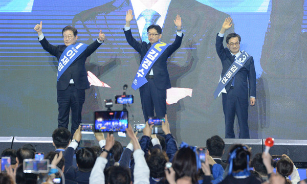 20일 오후 울산 울주군 울산 전시컨벤션센터 A홀에서 열린 더불어민주당 21대 대통령선거 후보자 선출을 위한 영남권 합동연설회에서 이재명(왼쪽), 김경수(중앙), 김동연 후보가 지지자들에게 인사를 하고 있다. 2025.04.20