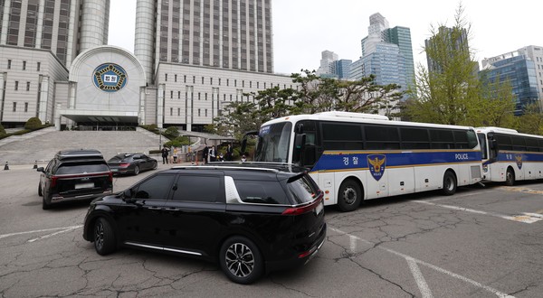 내란 우두머리 혐의로 기소된 윤석열 전 대통령의 첫 정식 형사재판이 열리는 14일 오전 윤 전 대통령이 탑승한 차량이 서울 서초구 서울중앙지방법원 지하주차장으로 들어가고 있다. 2025.04.14 / 사진=[공동취재단]