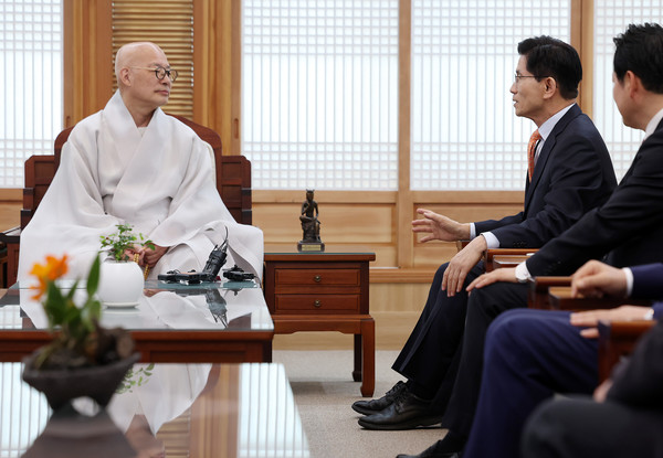 김문수 제21대 대통령 선거 국민의힘 경선 후보가 21일 오전 서울 종로구 한국불교역사문화기념관 조계종 총무원장 접견실에서 총무원장 진우스님과 대화를 나누고 있다. 2025.04.21