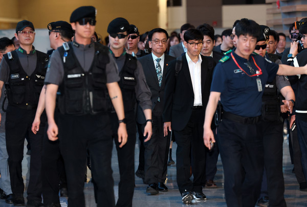 최상목 경제부총리 겸 기획재정부 장관이 22일 오전 인천국제공항 제2여객터미널을 통해 미국 워싱턴 D.C.로 출국하고 있다. 최상목 경제부총리 겸 기획재정부 장관은 오는 23일~25일(현지시간) 미국 워싱턴 D.C.에서 개최되는 주요 20개국(G20) 재무장관 회의 및 국제통화금융위원회(IMFC)에 참석하며 24일(현지시간)에는 안덕근 산업통상자원부 장관과 함께 2+2 통상협의에 참여할 예정이다. 이 협의에는 스콧 베센트 미 재무부 장관, 제이미슨 그리어 무역대표부(USTR) 대표가 마주한다. 2025.04.22.