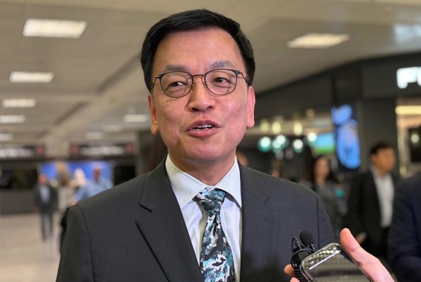 최상목 경제부총리 겸 기획재정부 장관이 도널드 트럼프 미국 행정부와 관세 문제를 논의하기 위해 22일(현지 시간) 워싱턴DC 인근 덜레스국제공항에 도착해 취재진 질문에 답하고 있다. 2025.04.23.