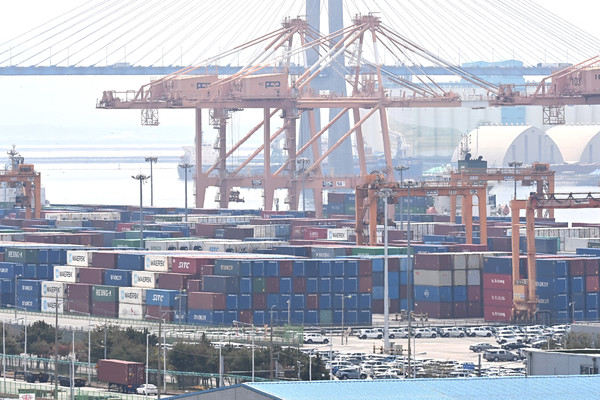 21일 경기 평택항 수출 야적장에 컨테이너가 쌓여 있다. 도널드 트럼프 미국 대통령의 관세 부과 여파로 대미 수출액은 두 자릿수 넘게 감소했다. 21일 관세청에 따르면 이달 1∼20일까지 수출액은 339억 달러로 작년 같은 기간보다 5.2%(18억7천만 달러) 감소했다. 이달 20일 간 수출의 경우 전년 같은 기간 대비 반도체가 10.7%로 크게 증가한 반면 전통적 수출효자 종목인 승용차(6.5%), 석유제품(22.0%), 자동차 부품(1.7%) 등은 감소했다. 2025.04.21