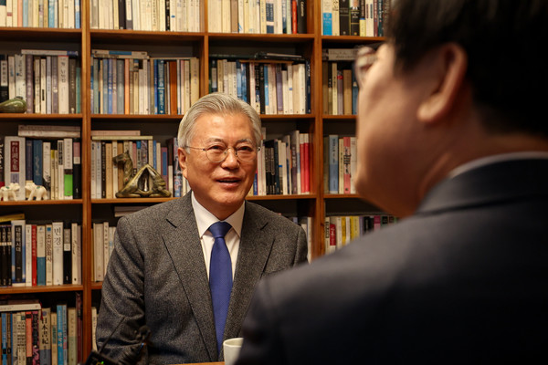 문재인 전 대통령이 30일 경남 양산시 평산마을에서 이재명 더불어민주당 대표를 만나 대화를 나누고 있다. (사진=더불어민주당 제공) 2025.01.30.