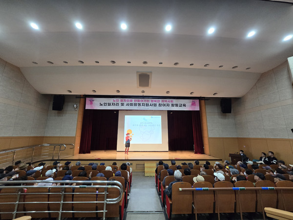 최승희 마술사가 지난 17~18일 경기도 파주시 파주시민회관에서 마술 강좌를 하고 있다 / 2025.04.17~18일