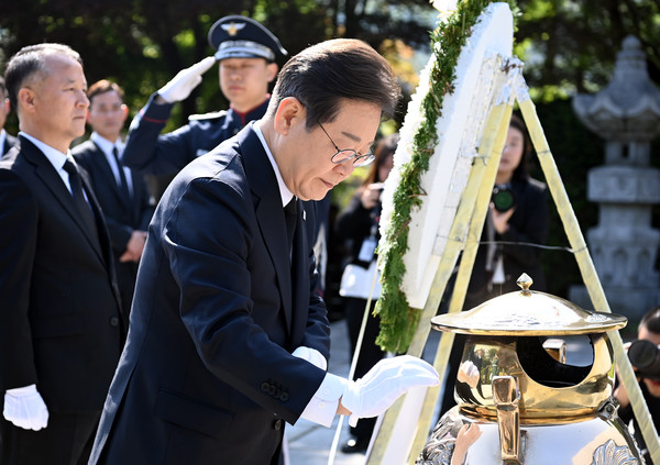 이재명 제21대 대통령 선거 더불어민주당 대선 후보가 28일 오전 서울 동작구 국립서울현충원 내 고(故) 이승만 전 대통령 묘역을 찾아 분향하고 있다. (공동취재) 2025.04.28.
