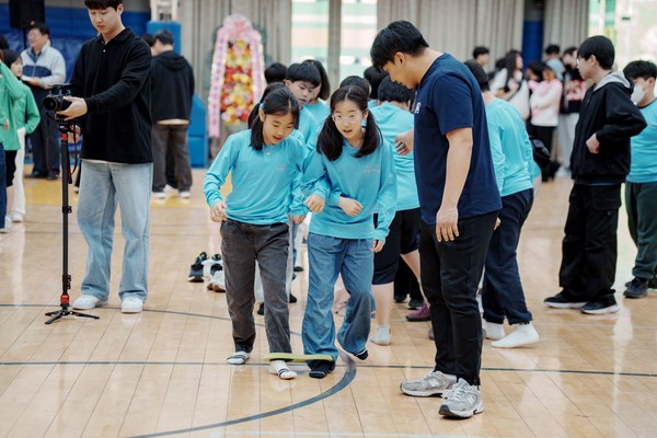 [사진설명] 제9회 자생 꿈나무 올림픽에 참가한 어린이들이 2인 3각 달리기를 준비하고 있다.