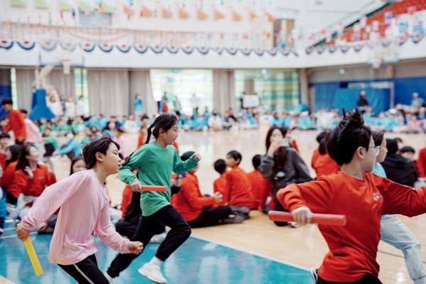 [사진설명] 제9회 자생 꿈나무 올림픽에 참가한 어린이들이 계주를 뛰고 있다.