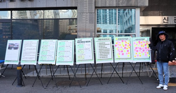 방진권 위원장이 커피차행사와 함께 진행한 조합원 설문조사 결과를 홍보하고 있다.