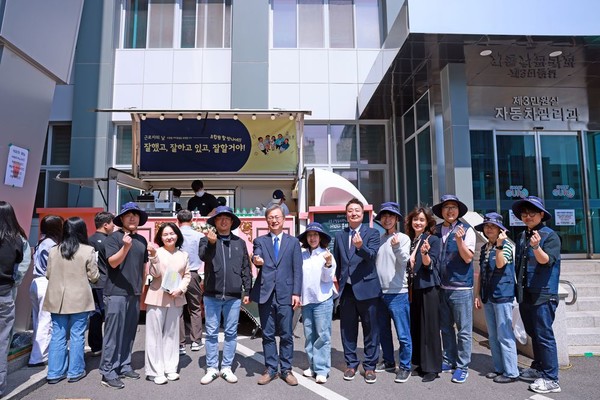 장인홍 구로구청장이 커피차행사에 참석해 기념촬영을 하고 있다.