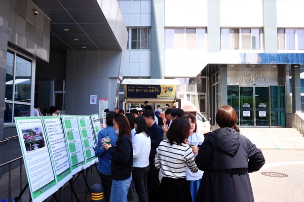 구로구청공무원노동조합 조합원들이 조합에서 실시하는 설문조사에 참여하고 있다.