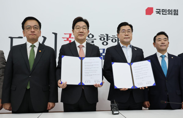 권성동 국민의힘 원내대표와 박찬대 더불어민주당 당대표 직무대행 겸 원내대표, 최상목 경제부총리 겸 기획재정부 장관, 박정 국회 예산결산특별위원회 위원장이 1일 오전 서울 여의도 국회에서 추경안 합의문에 서명한 뒤 기념촬영을 하고 있다. 2025.05.01.