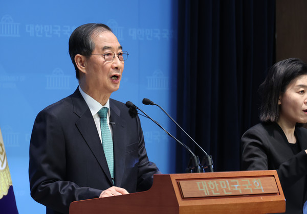 한덕수 전 국무총리가 2일 서울 여의도 국회 소통관에서 대선 출마 기자회견을 하고 있다. 2025.05.02.