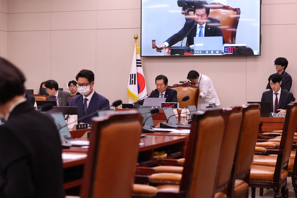 정청래 법사위원장이 7일 서울 여의도 국회에서 열린 법제사법위원회 전체회의에서 국민의힘 의원들이 퇴장한 가운데 의사봉을 두드리고 있다. 2025.05.07.