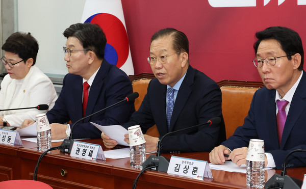 영세(오른쪽 두 번째) 국민의힘 비상대책위원장이 8일 오전 서울 여의도 국회에서 열린 비상대책위원회의에서 발언하고 있다. 2025.05.08.