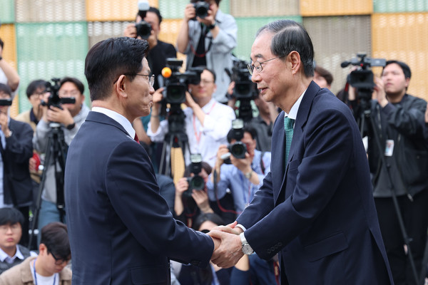 김문수 국민의힘 대선 후보와 한덕수 무소속 대선 후보가 8일 서울 여의도 국회 내 카페에서 단일화 관련 회동을 마치고 악수하고 있다. 2025.05.08.