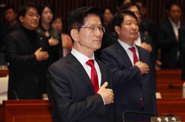 김문수 국민의힘 대선후보가 9일 서울 여의도 국회에서 열린 의원총회에서 국민의례를 하고 있다. 2025.05.09.