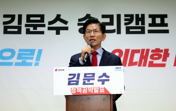 김문수 국민의힘 대선후보가 10일 오전 서울 여의도 캠프 사무실에서 긴급기자회견을 열고 당 지도부가 대선 후보 재선출 절차를 밟는 것에 대한 입장 발표를 하고 있다. 2025.05.10.