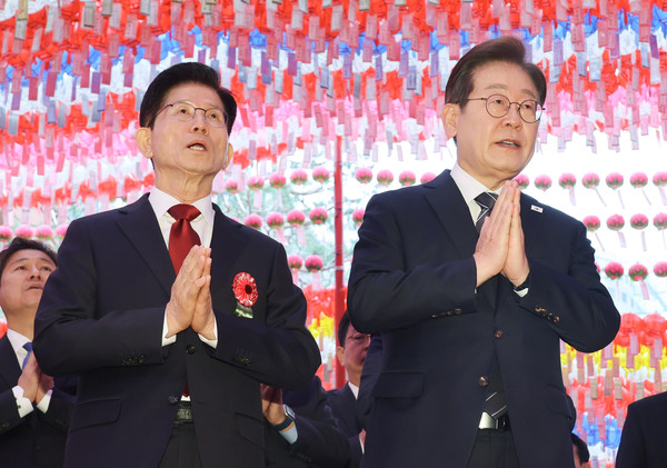 이재명 더불어민주당 대선 후보와 김문수 국민의힘 대선 후보가 5일 서울 종로구 조계사에서 열린 부처님오신날 봉축법요식에서 합장하고 있다. (대통령실통신사진기자단) 2025.05.05.