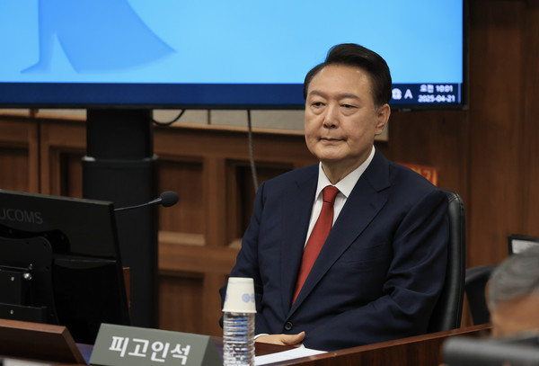 12·3 비상계엄을 선포해 내란 우두머리 혐의로 재판에 넘겨진 윤석열 전 대통령이 21일 오전 서울 서초구 서울중앙지법 417호 법정에 앉아 재판 시작을 기다리고 있다. 2025.04.21.