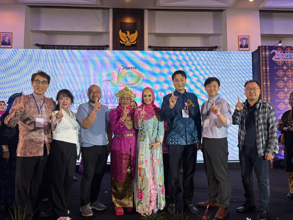 왼쪽부터 피케이 씨엔하이 이광연 회장, 이페미 코리아 김은수 회장, 금융투자사 홍유식 회장, 이페미 사무총장 르와 히데 살레, 이페미 회장 잉글리드 칸실, 선이 한국 문준호 대표, 휴롬 해외 지사장 김훈, 웰니스 메디컬 총괄회장 장동헌.