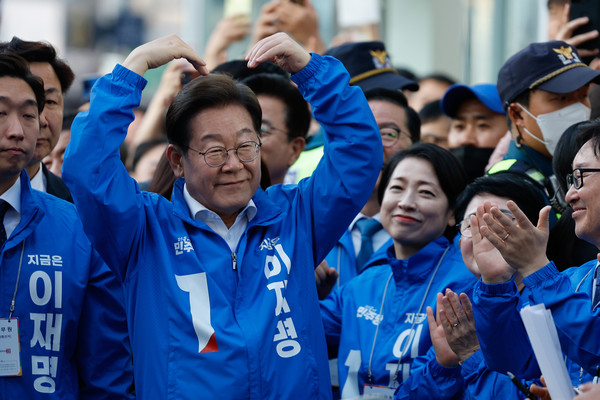 이재명 더불어민주당 대선후보가 제21대 대통령선거 공식 선거운동이 시작된 12일 대전 중구 으능정이거리 스카이로드에서 열린 유세에서 하트를 그려 보이고 있다. (공동취재) 2025.05.12.