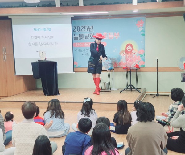 최승희 마술사가 지난 11일 부산시 남구 용호동에서 유초등부 가스펠매직 마술 공연을 선보이고 있있다.250511