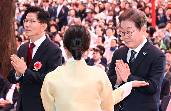 이재명 더불어민주당 대선 후보와 김문수 국민의힘 대선 후보가 5일 서울 종로구 조계사에서 열린 부처님오신날 봉축법요식 육법공양에서 헌화 후 합장하고 있다. (대통령실통신사진기자단) 2025.05.05.