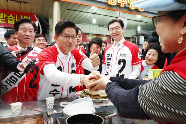 김문수 국민의힘 대선 후보가 14일 오전 경남 진주시 진주중앙시장을 방문해 상인과 인사하고 있다. (공동취재) 2025.05.14