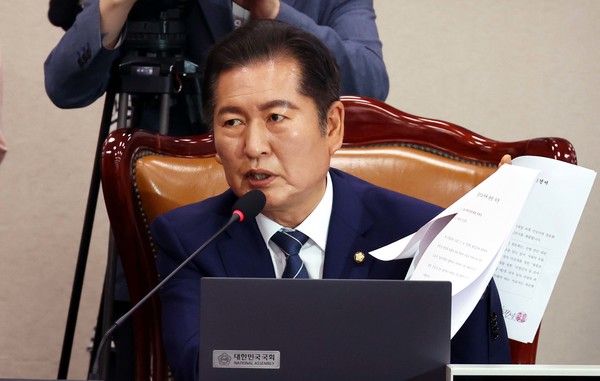 정청래 국회 법사위원장이 14일 오전 서울 여의도 국회 법제사법위원회에서 열린 조희대 대법원장 등 사법부의 대선개입 의혹 진상규명 청문회에서 조희대 대법원장 등 대법관들의 불출석 사유서를 공개하고 있다. 2025.05.14.