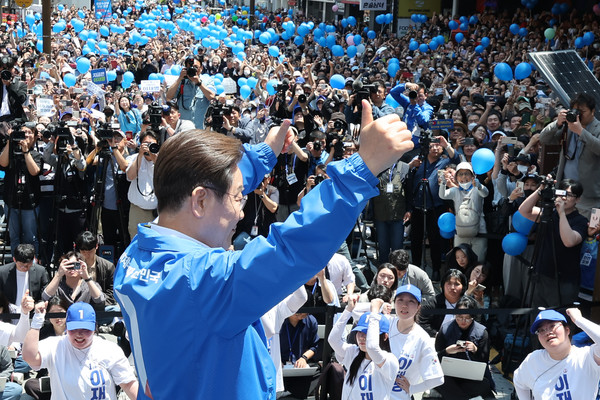 이재명 더불어민주당 대선 후보가 14일부산 부산진구 서면 젊음의 거리에서 열린 유세에서 지지자들에게 인사하고 있다. (공동취재) 2025.05.14 / 사진=[뉴시스]