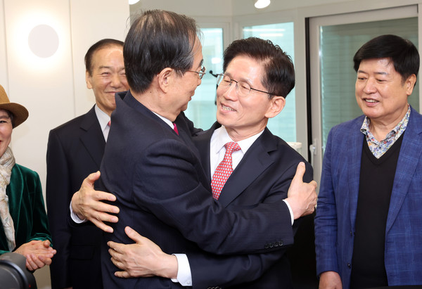 김문수 국민의힘 대선 후보가 11일 오전 서울 여의도 국민의힘 당사 내 대통령 후보실에서 한덕수 전 국무총리와 회동하며 포옹하고 있다. (공동취재) 2025.05.11