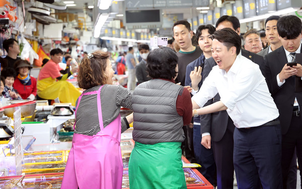 이준석 개혁신당 대통령 선거 후보가 14일 부산 중구 자갈치시장에서 상인들과 인사하며 지지를 호소하고 있다. 2025.05.14.