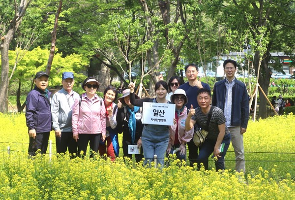 [사진설명] ‘자생과 함께 걸어요’ 행사에 참가한 일산자생한방병원 임직원과 참가자들이 단체사진을 촬영하고 있다.