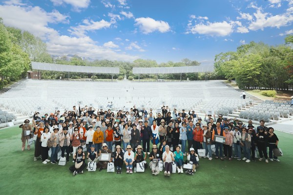 [사진설명] ‘자생과 함께 걸어요’ 행사에 참가한 자생한방병원 환우와 임직원들이 단체사진을 촬영하고 있다.
