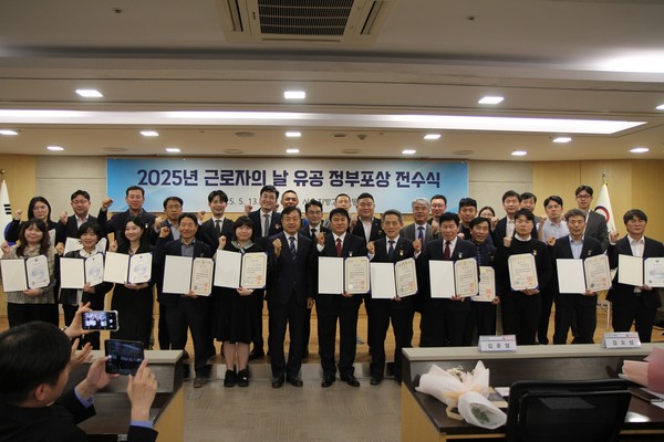 지난 13일 2025년 근로자의 날 유공 정부포상 전수식 단체 사진. (사진=시선제노조 제공)