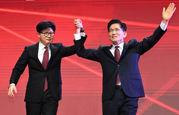 3일 경기 고양 킨텍스에서 열린 국민의힘 대선 후보 선출 전당대회에서 최종 후보로 선출된 김문수 후보가 한동훈 후보의 축하를 받고 있다. (공동취재) 2025.05.03.