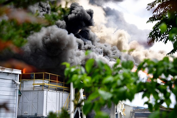 17일 오후 광주 광산구 소촌동 금호타이어 광주공장에서 불이 난 가운데 공장 지붕 위로 연기가 피어오르고 있다. 2025.05.17.