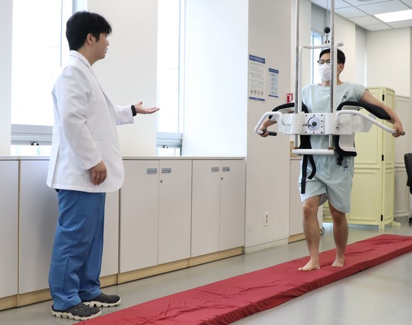 [사진설명] 자생한방병원 의료진이 동작침법을 시행하고 있다