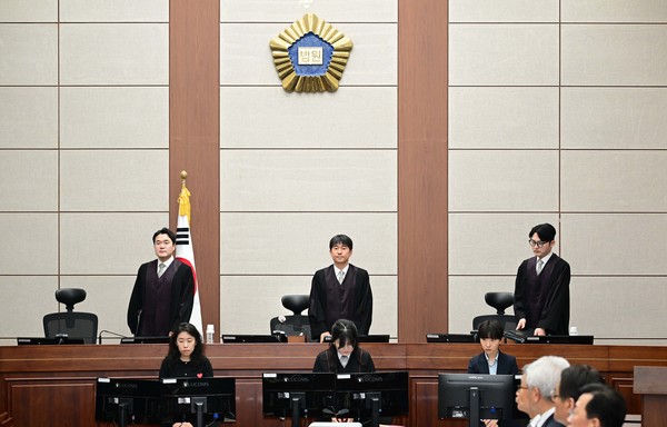 지귀연 부장판사(가운데)가 윤석열 전 대통령의 내란 우두머리 혐의 재판을 하기 위해 21일 오전 서울 서초구 서울중앙지법 417호 법정으로 들어오고 있다. 2025.04.21 / 사진=[공동취재단]