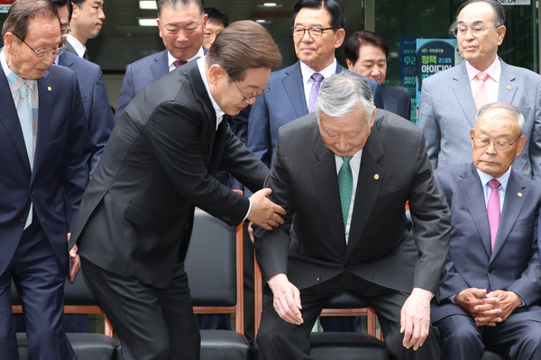 이재명 더불어민주당 대선 후보가 19일 서울 용산구 대한노인회관을 방문, 기념촬영 자리에 앉는 이중근 회장을 부축하고 있다. (공동취재)2025.05.19.