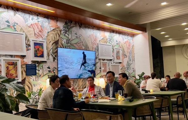 19일 홍준표 전 대구시장의 선거대책위 합류를 설득하기 위해 미국 하와이에 도착한 국민의힘 특사단이 빅아일랜드 모처에서 홍 전 시장과 회동하고 있다.(사진=김대식 의원 제공)2025.05.19