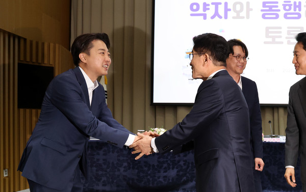 김문수 국민의힘 대선 후보와 이준석 개혁신당 대선 후보가 19일 오전 서울 중구 서울시청에서 열린 '약자와 동행하는 서울' 토론회를 마친 후 인사하고 있다. 2025.05.19.