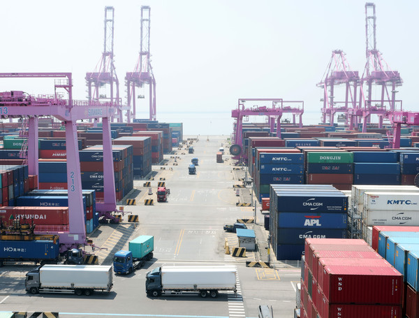 관세청은 이달 1일부터 10일까지 수출 128억 달러, 수입 145억 달러를 기록했다고 12일 밝혔다. 전년 동기 대비 수출은 23.8%(40억1000만 달러)가 줄었고 수입은 15.9%(27억6000만 달러)가 감소했다. 미국의 품목별 관세 강화와 중국·미국 등 주요 시장 수요 위축이 수출 감소폭을 키운 것으로 보인다. 이날 인천 연수구 인천신항 컨테이너 터미널에서 컨네이너가 쌓여 있다. 2025.05.12.