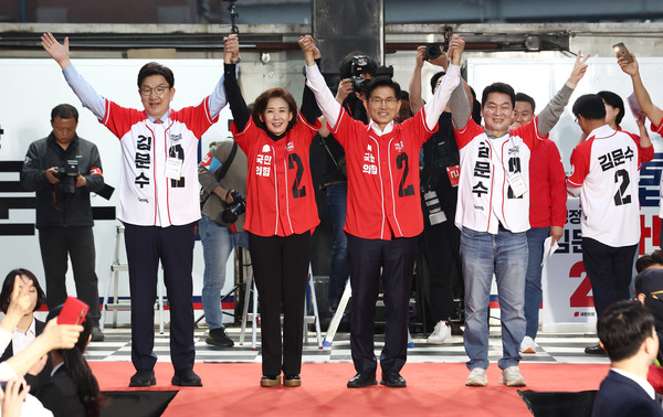 김문수 국민의힘 대선 후보가 19일 저녁 서울역 광장에서 권성동 공동선대위원장, 나경원, 안철수 의원과 유세를 하고 있다. (공동취재) 2025.05.19.