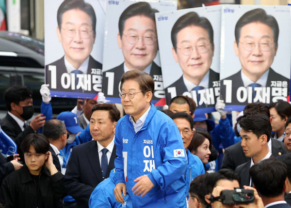 이재명 더불어민주당 대선후보가 20일 경기 김포시 구래역 문화의 거리에서 열린 유세에 도착해 연단으로 향하고 있다. 2025.05.20.