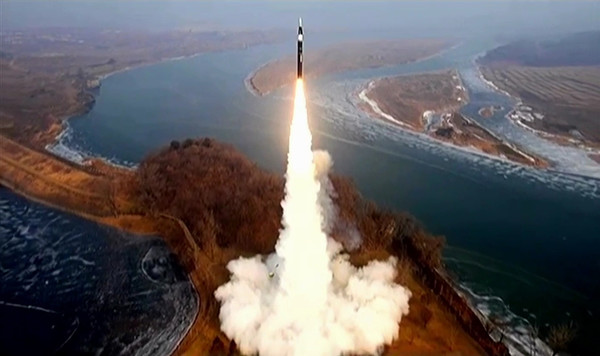 김정은 북한 국무위원장이 지난 6일 북한 미사일총국의 신형 극초음속 중장거리 탄도미사일 시험발사를 화상감시체계로 참관했다고 7일 북한 조선중앙TV가 보도했다.2025.01.07 / (사진=조선중앙TV 캡쳐)