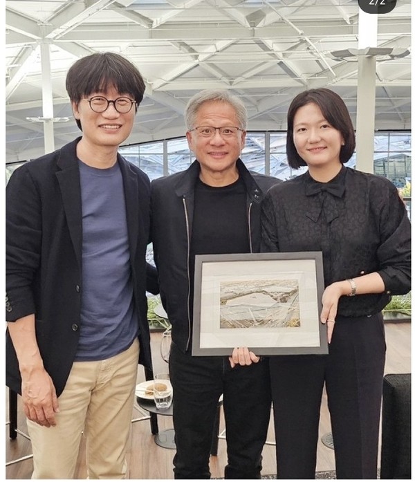 지난 25일(현지시간) 이해진 GIO(맨 왼쪽), 젠슨 황 엔비디아 CEO(가운데), 최수연 네이버 대표(맨 오른쪽)가 미국 캘리포니아주 산타클라라에 위치한 엔비디아 본사에서 만난 뒤 기념사진을 촬영한 모습.(사진=네이버 인스타그램)