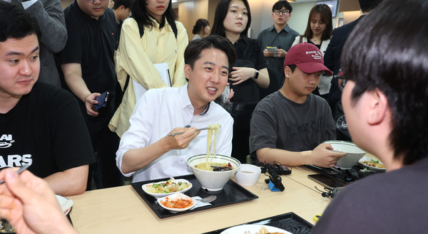 이준석 개혁신당 대선 후보가 22일 '학식먹자 이준석' 캠페인이 열린 인천 미추홀구 인하대학교에서 학생들과 학식을 먹으며 대화를 나누고 있다. 2025.05.22.