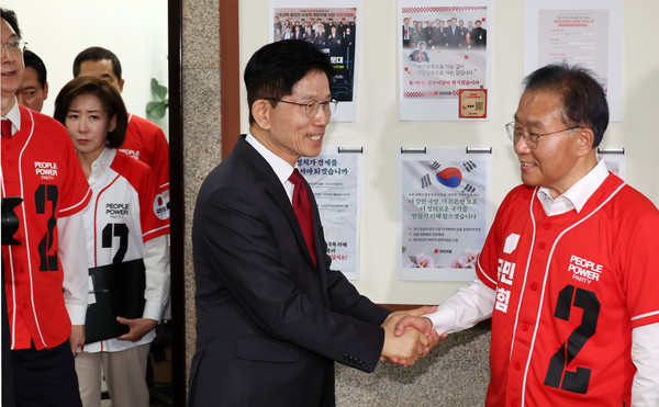 김문수(가운데) 국민의힘 대선후보가 15일 오전 서울 여의도 국회에서 열린 긴급 기자회견을 마친 뒤윤재옥 총괄선거대책본부장과 인사하고 있다. 2025.05.15.
