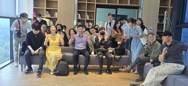 지난 22일 오후 안산 힐스테이트 에코 '봉프레 커피스튜디오'를 찾은 봉프레 및 힐스테이코 에코 관계자들과 강한별 배우가 입주민 및 참석한 시민들과 함께 단체사진을 찍고 있다. 2025.05.22